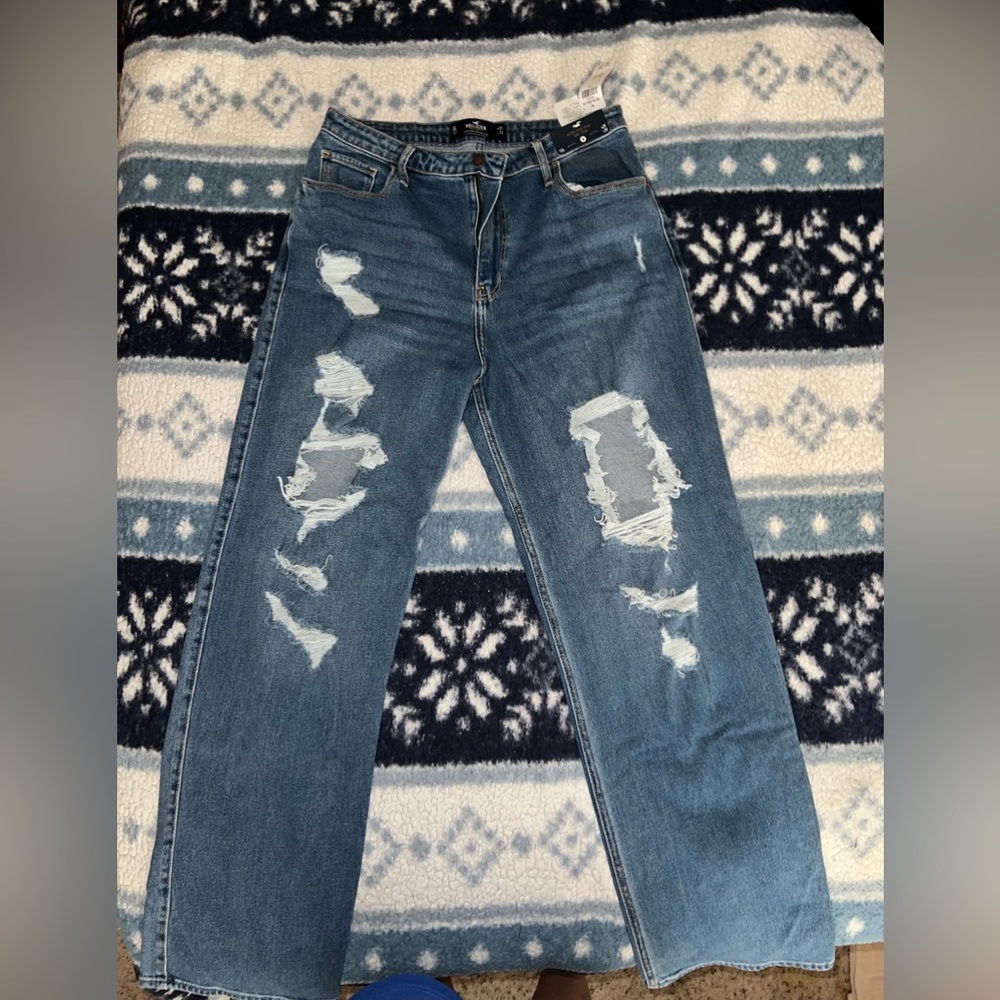 Hollister mom jeans size 13 Long. Ripped jeans. New with tags